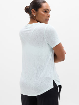 Camiseta Breezy con cuello en V.
