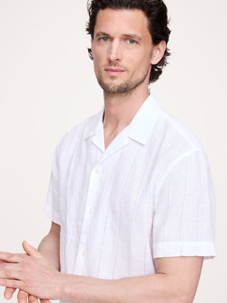 Camisa Resort de corte estándar de lino y algodón con ojales y rayas.
