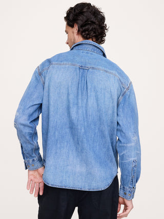 Camisa vaquera holgada.