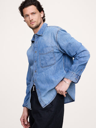 Camisa vaquera holgada.