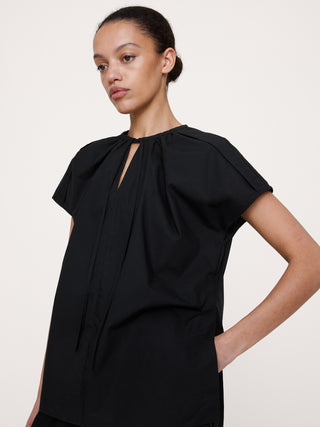 Túnica de popelina de algodón con cuello dividido.