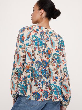 Top de algodón ligero con cuello dividido.