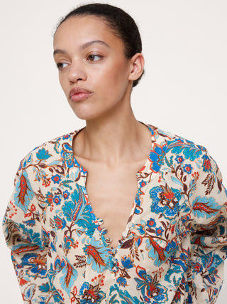 Top de algodón ligero con cuello dividido.