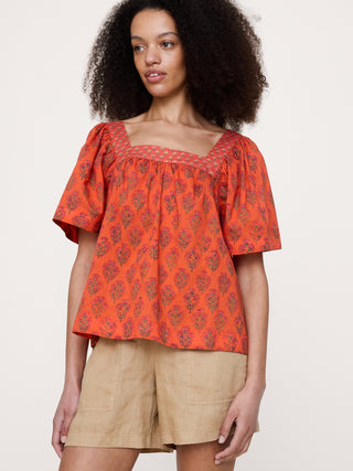 Top de algodón ligero con cuello cuadrado.