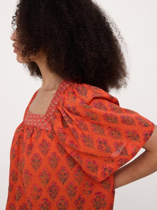 Top de algodón ligero con cuello cuadrado.