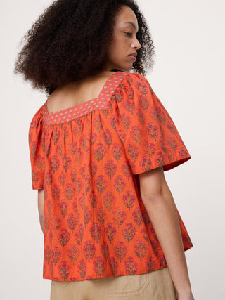 Top de algodón ligero con cuello cuadrado.