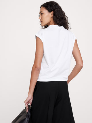 Top de algodón sedoso con cuello simulado.