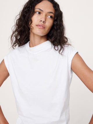 Top de algodón sedoso con cuello simulado.