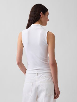 Camiseta sin mangas moderna con cuello alto.