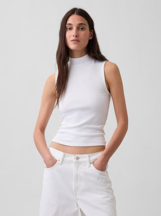 Camiseta sin mangas moderna con cuello alto.