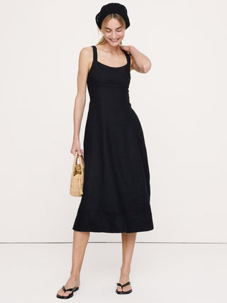 Vestido midi de lino con cuello cuadrado.