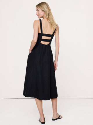 Vestido midi de lino con cuello cuadrado.