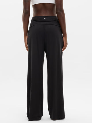 PANTALÓN DRAPEADO DE TIRO MEDIO.