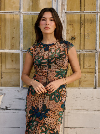 Vestido midi de manga corta de malla fruncida.