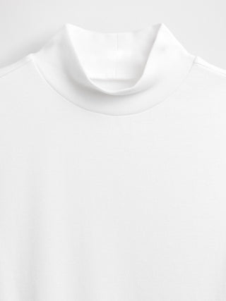 Camiseta sin mangas moderna con cuello alto.