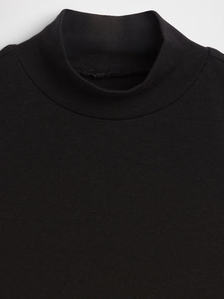 Camiseta sin mangas moderna con cuello alto.