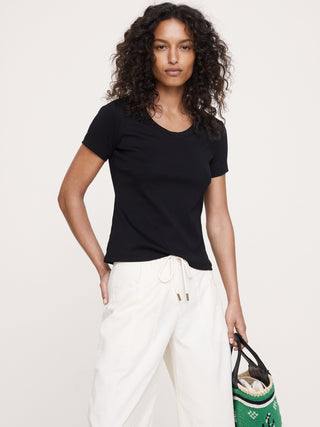 Camiseta minimalista de algodón con cuello redondo.
