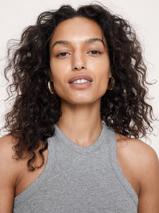 Camiseta sin mangas con cuello en V de canalé.