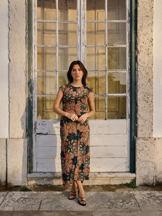Vestido midi de manga corta de malla fruncida.