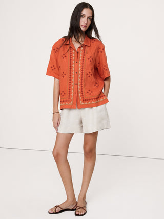 Camisa Resort de lino bordada.