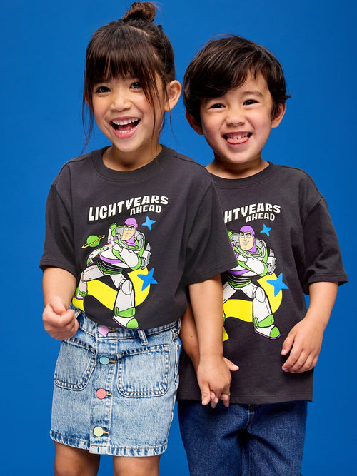 Camiseta gráfica extragrande unisex Old Navy x Pixar Toy Story para niños pequeños.