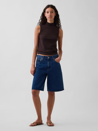 Camiseta sin mangas moderna con cuello alto.