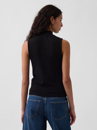 Camiseta sin mangas moderna con cuello alto.