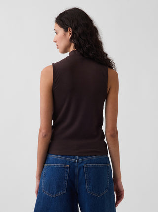Camiseta sin mangas moderna con cuello alto.