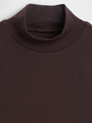 Camiseta sin mangas moderna con cuello alto.