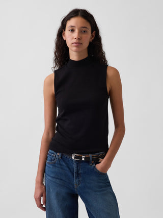 Camiseta sin mangas moderna con cuello alto.