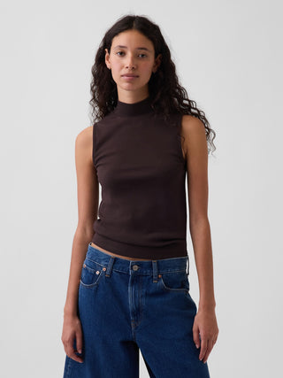 Camiseta sin mangas moderna con cuello alto.