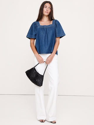 Top de cambray con cuello cuadrado.