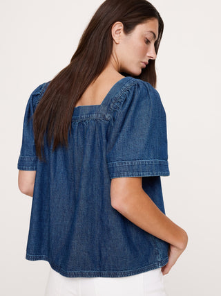 Top de cambray con cuello cuadrado.