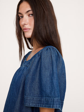 Top de cambray con cuello cuadrado.