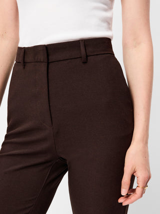 Pantalones de sarga de talle extra alto y pierna recta.