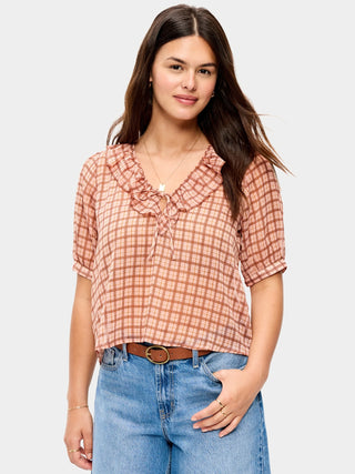 Blusa de gasa con cuello con volantes y lazo en el frente.