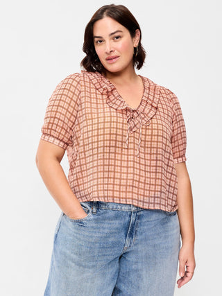 Blusa de gasa con cuello con volantes y lazo en el frente.