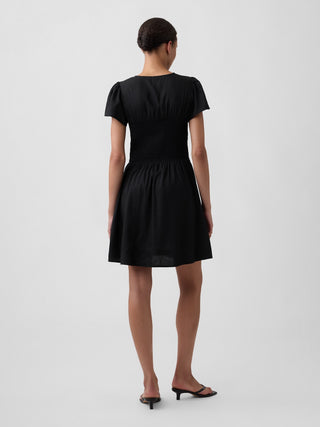 Vestido mini con smocking y manga volante.