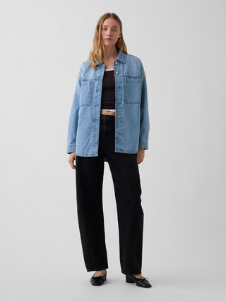 Chaqueta camisera oversized de mezclilla.