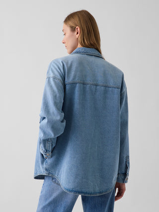 Chaqueta camisera oversized de mezclilla.