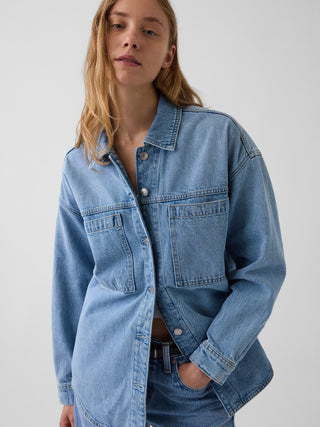 Chaqueta camisera oversized de mezclilla.