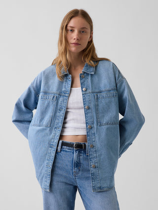 Chaqueta camisera oversized de mezclilla.