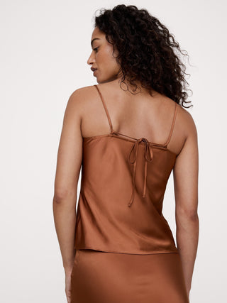 Camisola de satén elástico con ribete de encaje.