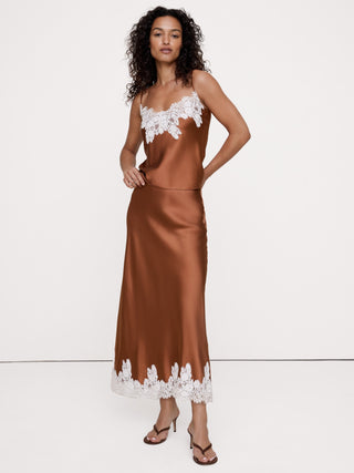 Camisola de satén elástico con ribete de encaje.