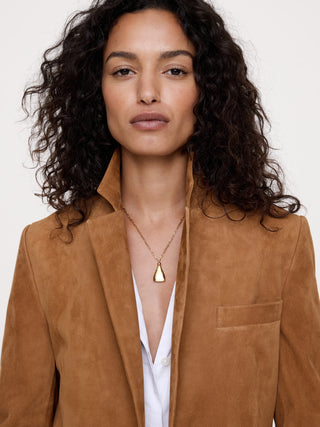 Collar con colgante de gota.