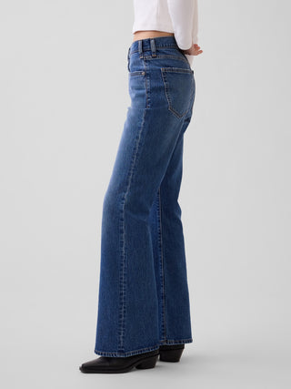 Jeans acampanados de corte relajado y tiro medio.