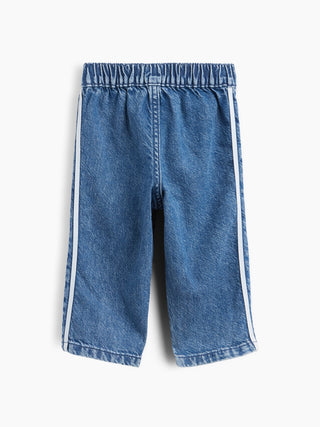 Jeans rectos Varsity para bebé.