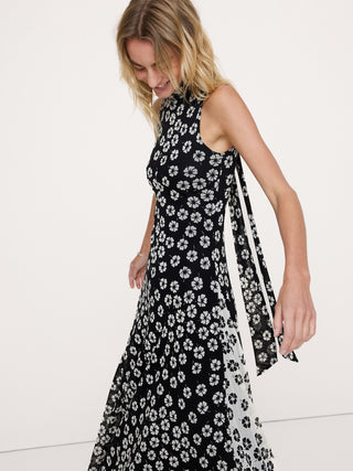 Vestido largo de malla con cuello anudado.
