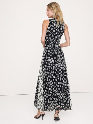 Vestido largo de malla con cuello anudado.