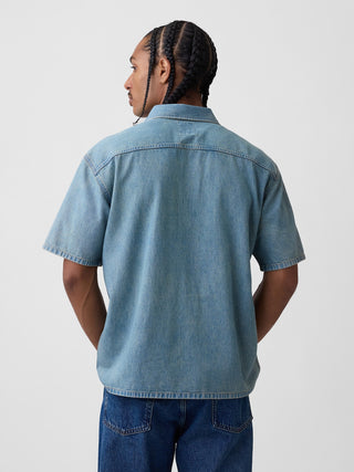 Camisa relajada de mezclilla.